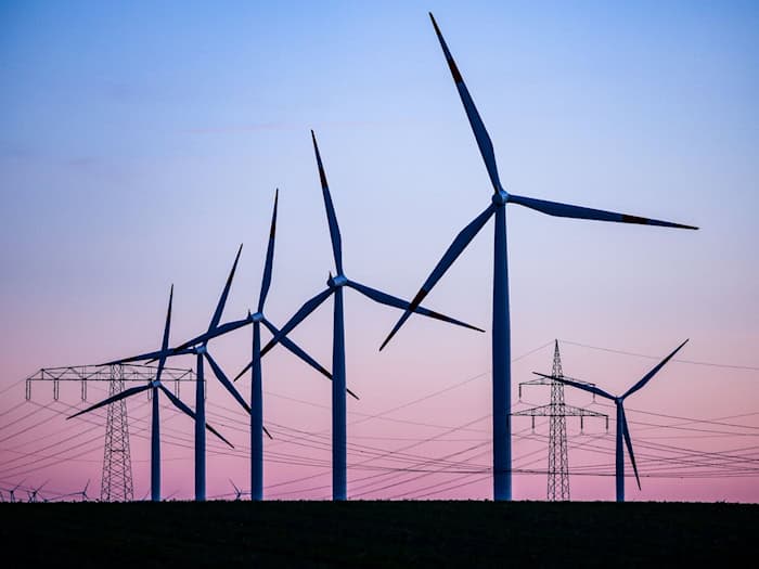 Sachsen-Anhalt zählt zu den größten Energieerzeugern bei Windkraft: Um Netze nicht zu überlasten, müssen Anlagen auch mal abgeschaltet werden. (Archivbild) / Foto: Jan Woitas/dpa