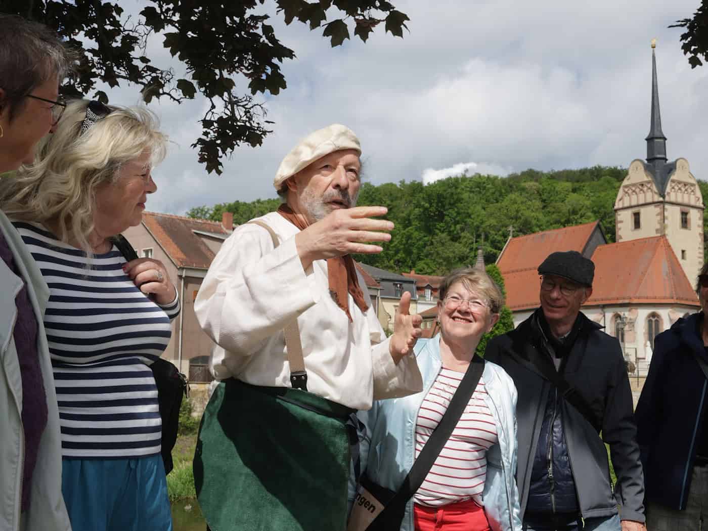 Gästeführer Uli Braumann vor Besuchern über den Stadtteil Gera-Untermhaus.  / Foto: Bodo Schackow/dpa