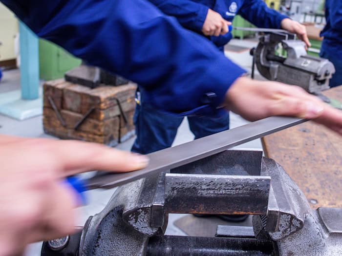 Übernehmen Fachpraxislehrer nicht nur praktischen, sondern dauerhaft auch theoretischen Unterricht an den berufsbildenden Schulen, sollen sie künftig entsprechend besser bezahlt werden. (Symbolbild) / Foto: Jens Büttner/dpa
