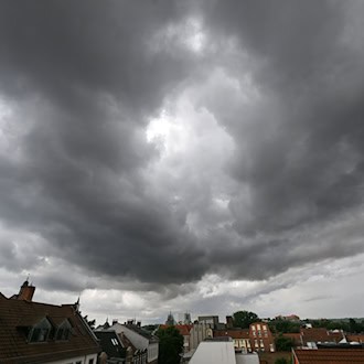Viele Wolken werden auch in den kommenden Tagen über Thüringen, Sachsen und Sachsen-Anhalt ziehen. (Symbolbild) / Foto: Martin Schutt/dpa