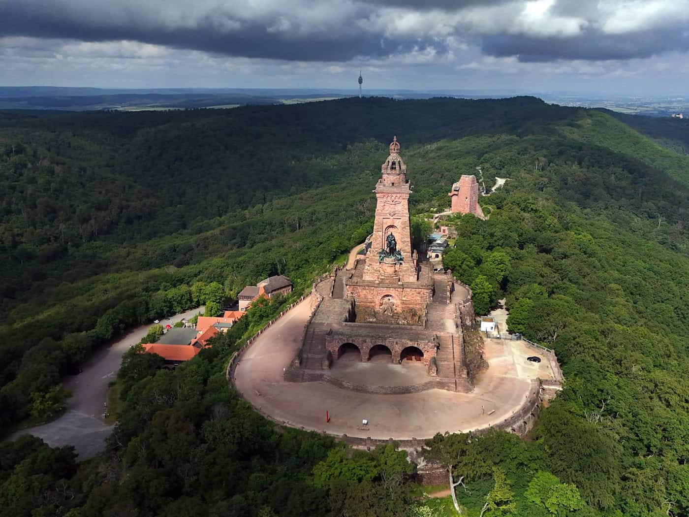 Das monumentale Kyffhäuser-Denkmal ist eines der bekanntesten Touristenziele in Thüringen. / Foto: Martin Schutt/dpa