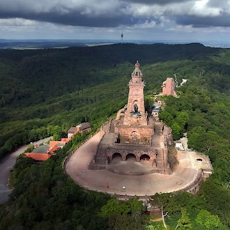 Das monumentale Kyffhäuser-Denkmal ist eines der bekanntesten Touristenziele in Thüringen. / Foto: Martin Schutt/dpa