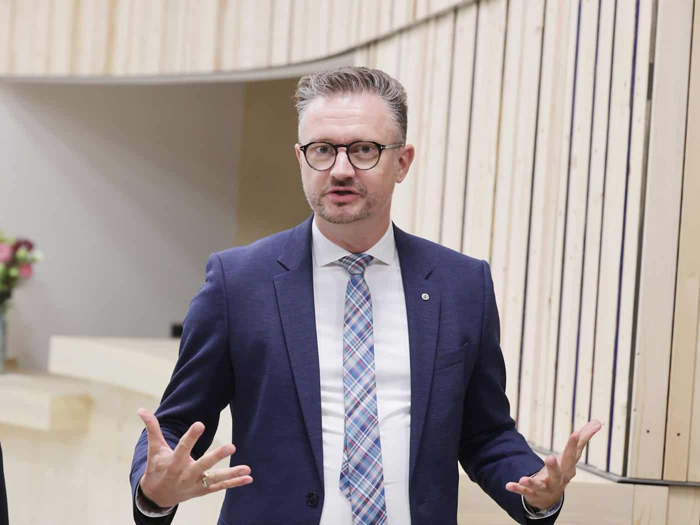 Nach Ansicht von Thüringens Wissenschaftsminister Christian Tischner (CDU) helfen Ausgründungen der Hochschulen auch der Wirtschaft des Landes. (Archivbild)  / Foto: Bodo Schackow/dpa
