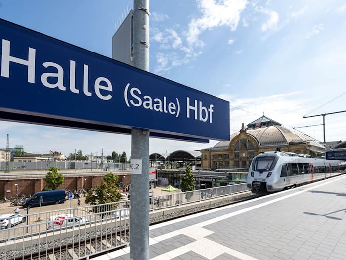 Ab Juli kommt es zu Einschränkungen auf der Zugstrecke zwischen Halle und Kassel. (Symbolbild) / Foto: Hendrik Schmidt/dpa