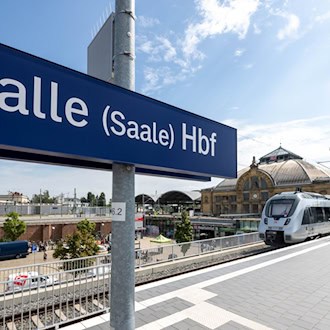 Ab Juli kommt es zu Einschränkungen auf der Zugstrecke zwischen Halle und Kassel. (Symbolbild) / Foto: Hendrik Schmidt/dpa