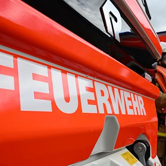Feuerwehrleute schlugen die Scheibe des Autos ein und retteten den Säugling. (Symbolbild) / Foto: Bernd Weißbrod/dpa