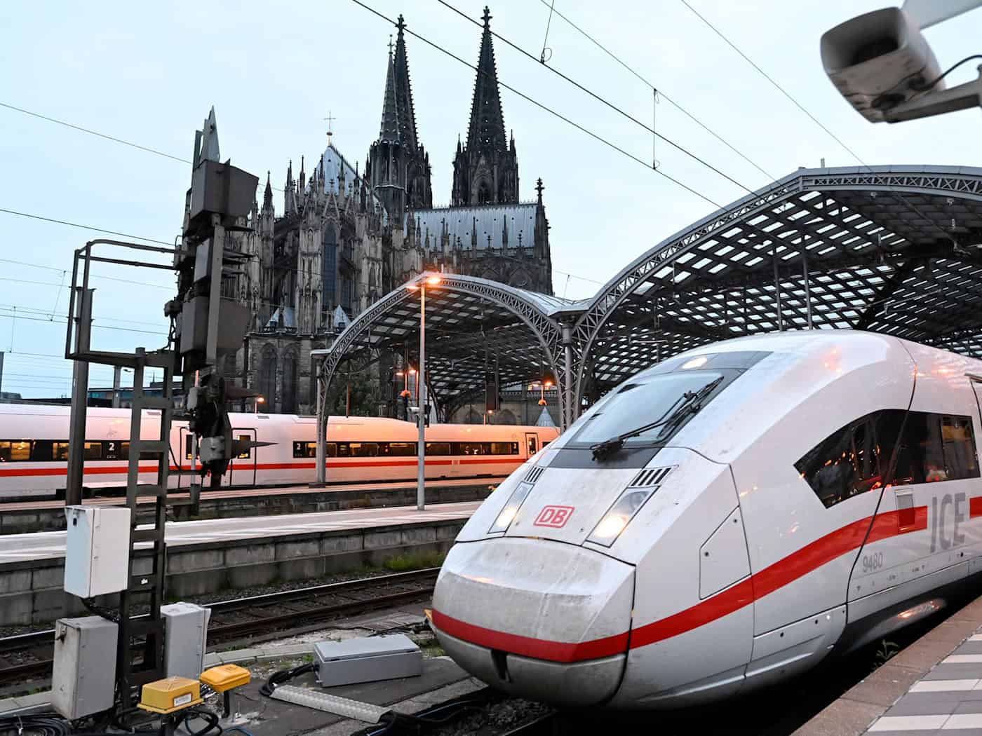 Die Züge der Deutschen Bahn werden aktuell an den Bahnhöfen zurückgehalten. (Symbolbild) / Foto: Roberto Pfeil/dpa