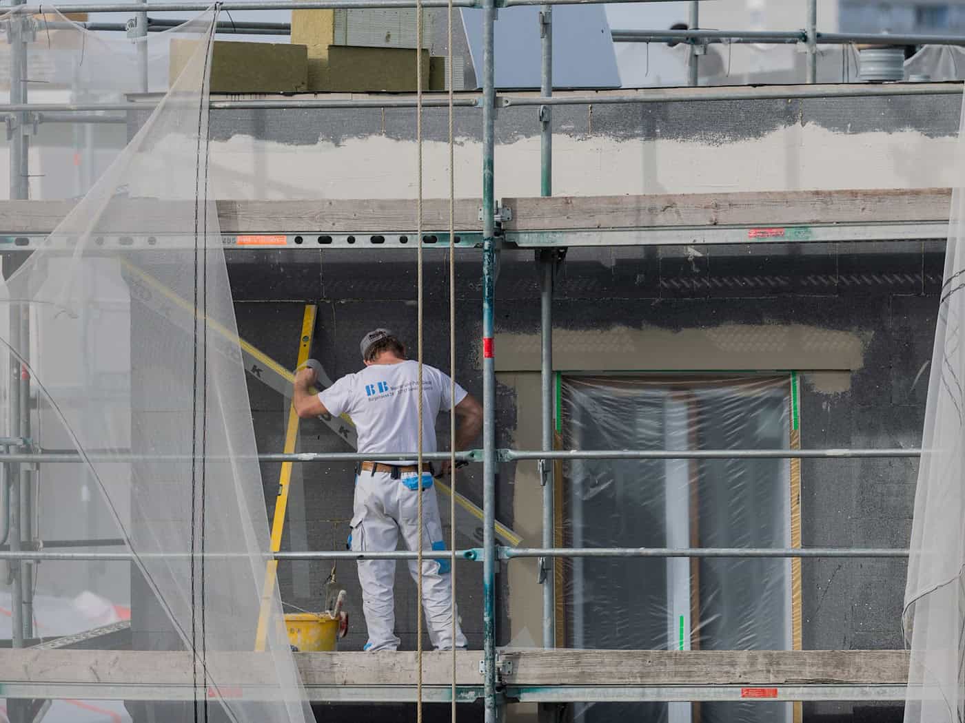 Von der Baugenehmigung bis zum schlüsselfertigen Zuhause hat es in Thüringen zuletzt länger gedauert - die meiste Zeit bis zur Fertigstellung ist bei Mehrfamilienhäusern mit drei oder mehr Wohnungen verstrichen. (Symbolbild) / Foto: Rolf Vennenbernd/dpa