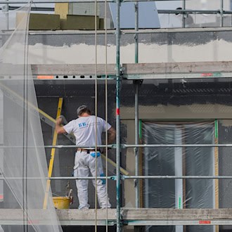 Von der Baugenehmigung bis zum schlüsselfertigen Zuhause hat es in Thüringen zuletzt länger gedauert - die meiste Zeit bis zur Fertigstellung ist bei Mehrfamilienhäusern mit drei oder mehr Wohnungen verstrichen. (Symbolbild) / Foto: Rolf Vennenbernd/dpa