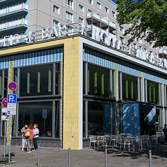 Die "Mokka-Milch-Eisbar" an der Karl-Marx-Allee war in der DDR ein beliebter Treffpunkt. (Archivbild)  / Foto: Jens Kalaene/dpa