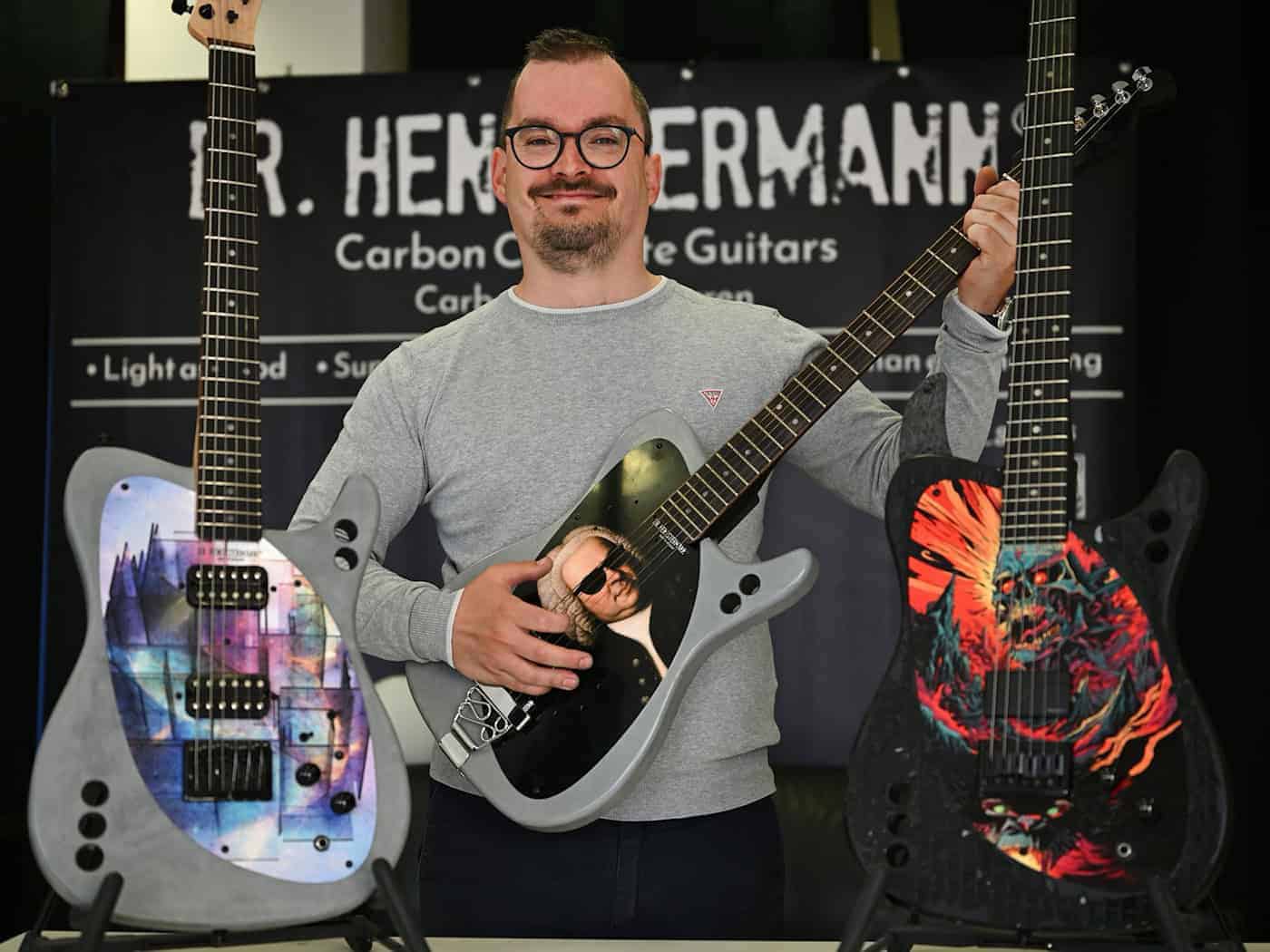 Hengstermann spielt seit vielen Jahren selbst Gitarre. / Foto: Martin Schutt/dpa