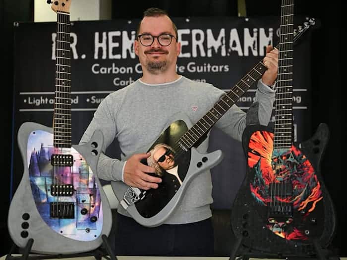 Hengstermann spielt seit vielen Jahren selbst Gitarre. / Foto: Martin Schutt/dpa