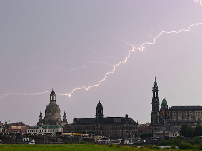 Nach der Hitze der vergangenen Tage entluden sich am Montag vor allem über Dresden heftige Gewitter. (Archivbild)  / Foto: Robert Michael/dpa