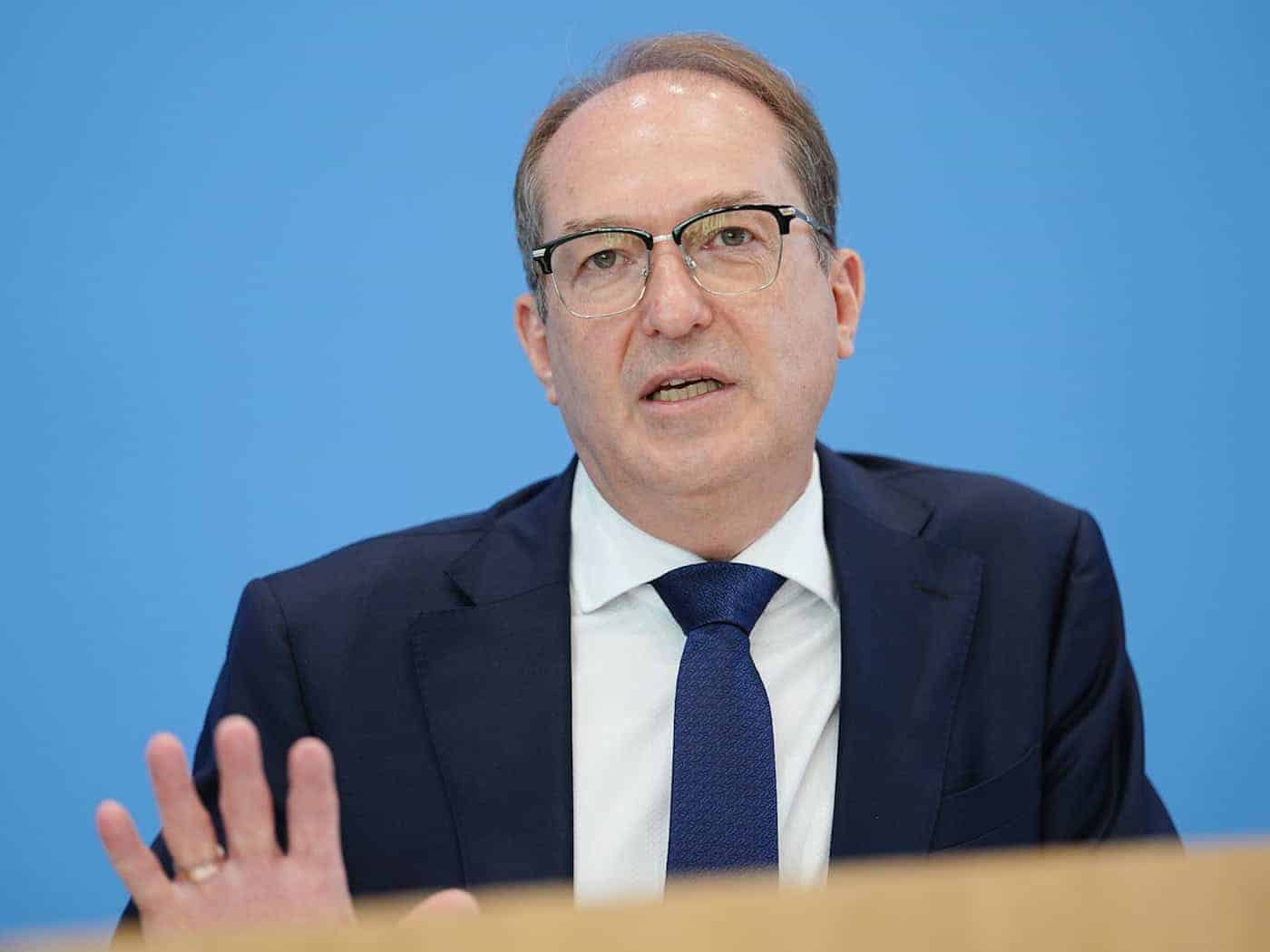 Bundesinnenminister Alexander Dobrindt (CSU) sieht die Aufgabe von Politikern darin, deeskalierend auf die Teilnehmer der geplanten Proteste in Erfurt einzuwirken. / Foto: Kay Nietfeld/dpa
