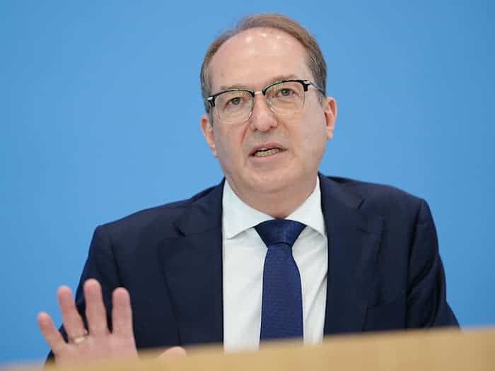 Bundesinnenminister Alexander Dobrindt (CSU) sieht die Aufgabe von Politikern darin, deeskalierend auf die Teilnehmer der geplanten Proteste in Erfurt einzuwirken. / Foto: Kay Nietfeld/dpa