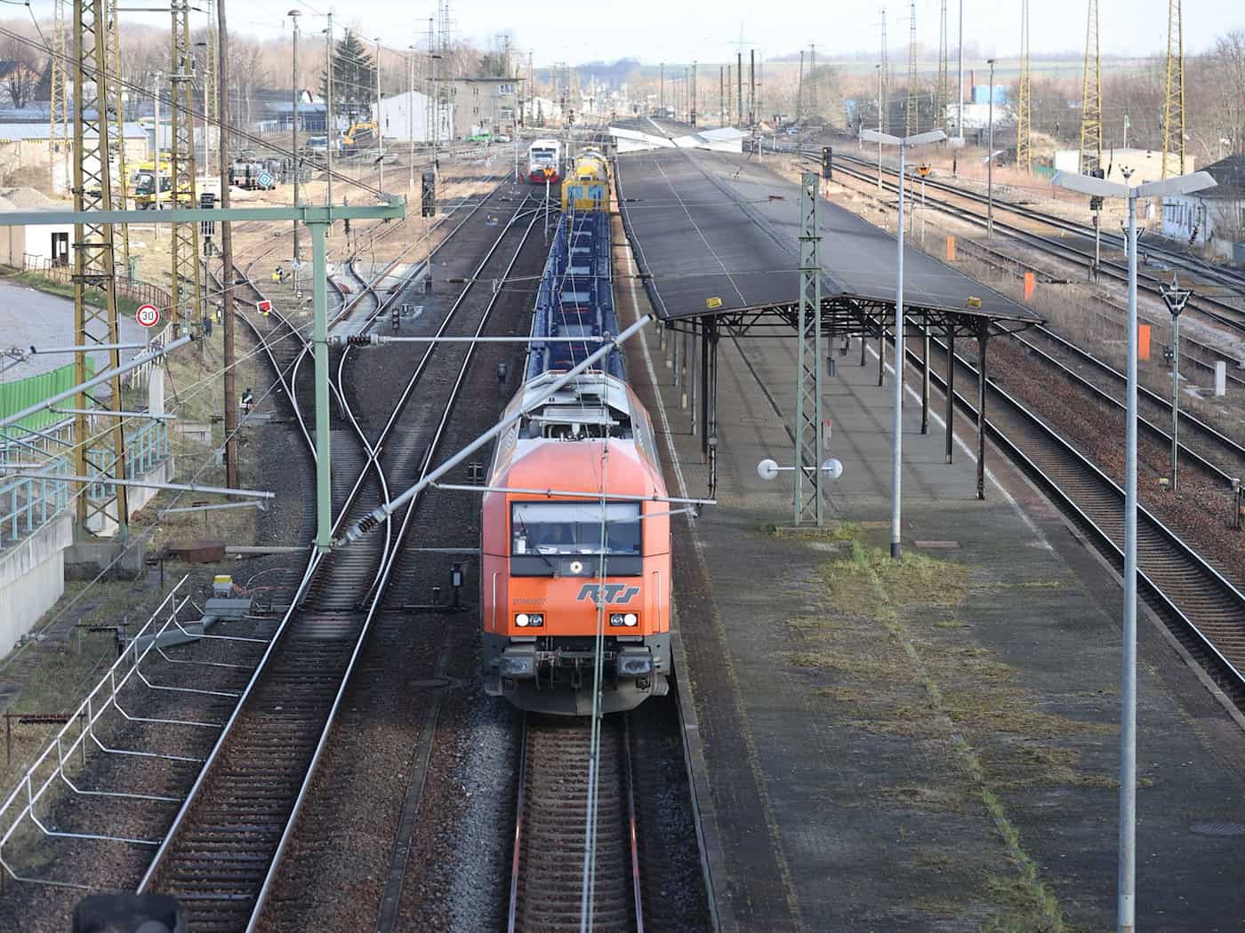 In Zukunft soll es zwischen Sachsen über Thüringen nach Westdeutschland bessere Zugverbindungen geben - die Frage ist nur, wann. (Archivbild) / Foto: Bodo Schackow/dpa-Zentralbild/dpa