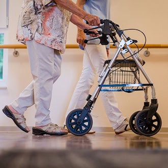 Kritik an Vorschlägen für eine Reform der Pflegeversicherung in Thüringen (Illustration).  / Foto: Christoph Schmidt/dpa