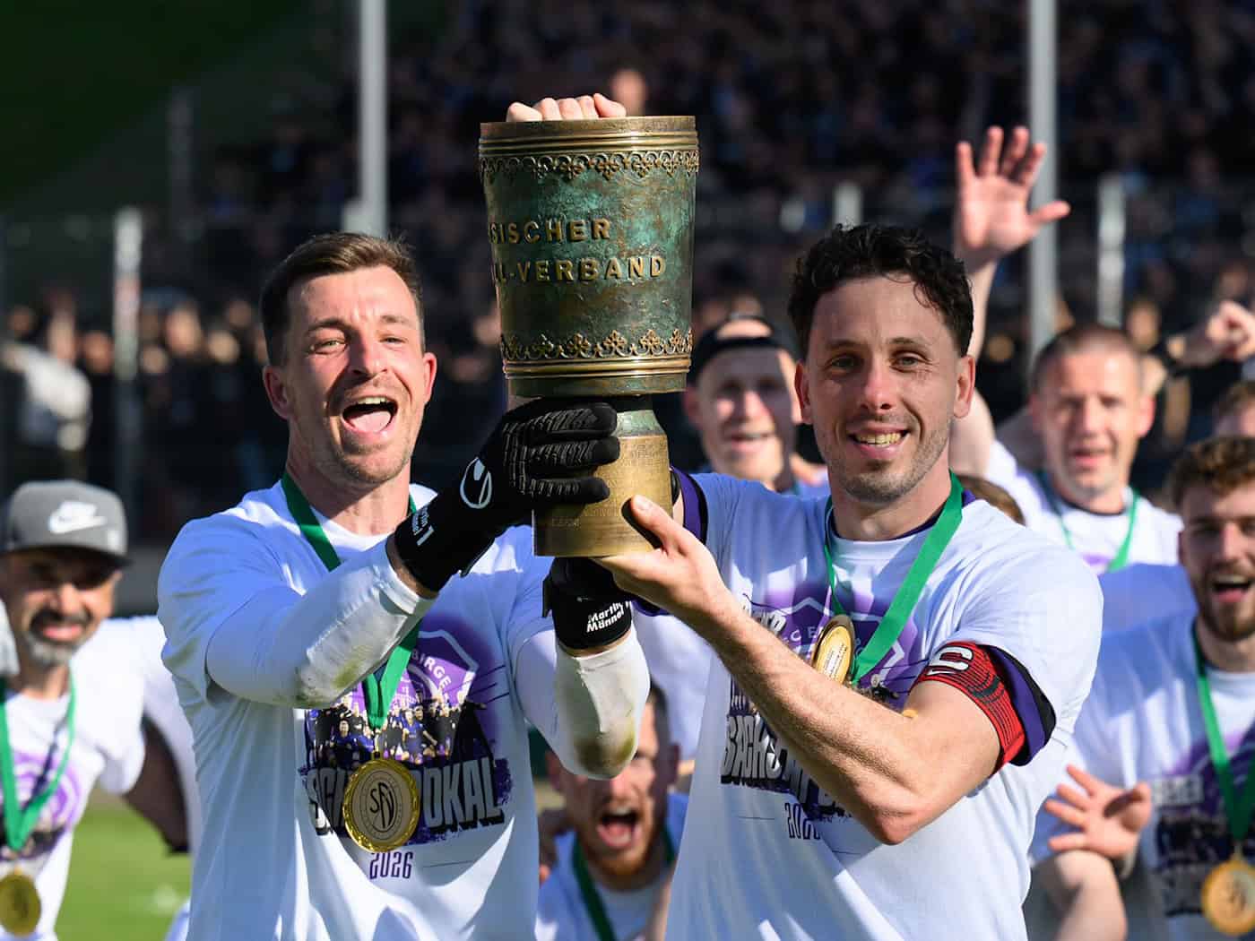 Kapitän Marcel Bär (r) geht für Aue auch in der vierten Liga auf Torejagd. Nun verlängerte auch Torhüter Martin Männel. (Archivbild) / Foto: Hendrik Schmidt/dpa