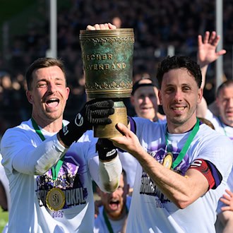 Kapitän Marcel Bär (r) geht für Aue auch in der vierten Liga auf Torejagd. Nun verlängerte auch Torhüter Martin Männel. (Archivbild) / Foto: Hendrik Schmidt/dpa