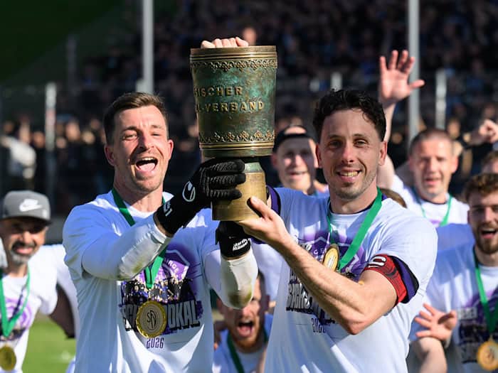 Kapitän Marcel Bär (r) geht für Aue auch in der vierten Liga auf Torejagd. (Archivbild) / Foto: Hendrik Schmidt/dpa