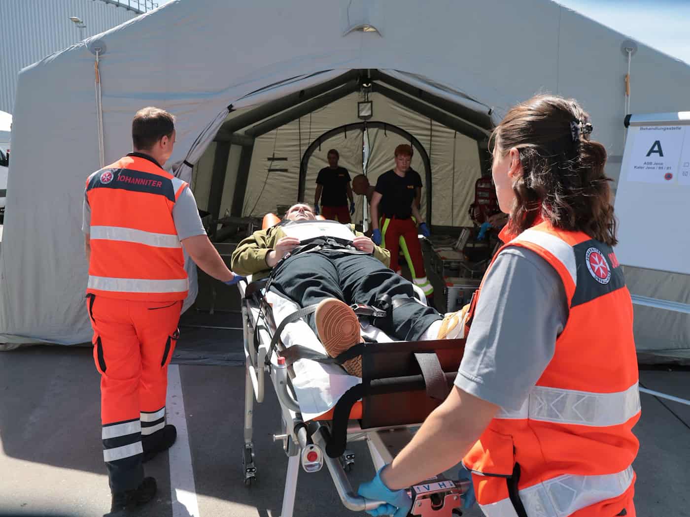 In Gera wurde die Situation nach einem Erdbeben simuliert. / Foto: Bodo Schackow/dpa