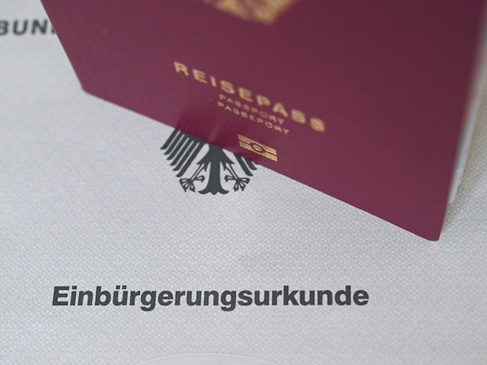 Viele Anträge auf Einbürgerungen in Thüringen. (Symbolbild)  / Foto: Marijan Murat/dpa
