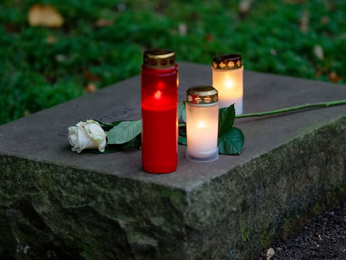 Wegen der anhaltenden Trockenheit sind Grablichter auf den kommunalen Friedhöfen in Erfurt vorerst verboten. (Symbolbild)  / Foto: Henning Kaiser/dpa