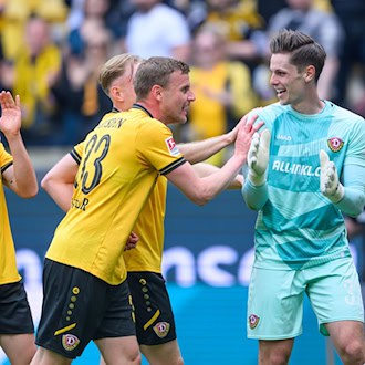 Daniel Mesenhöler (r) spielt weiter für Dynamo Dresden. (Archivbild) / Foto: Robert Michael/dpa
