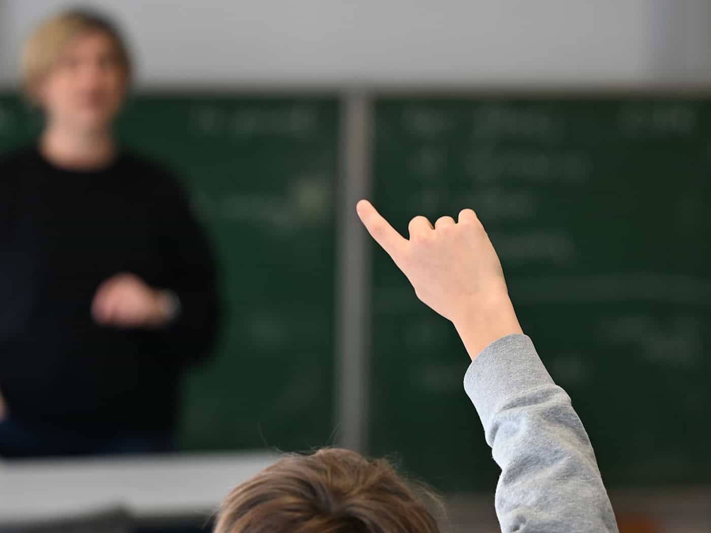 Die Bundesländer sollen sich zur Schulpflicht bekennen und AfD-Vorstöße zu deren Aufweichung ablehnen, fordern mehrere Länder. (Symbolbild) / Foto: Michael Brandt/dpa