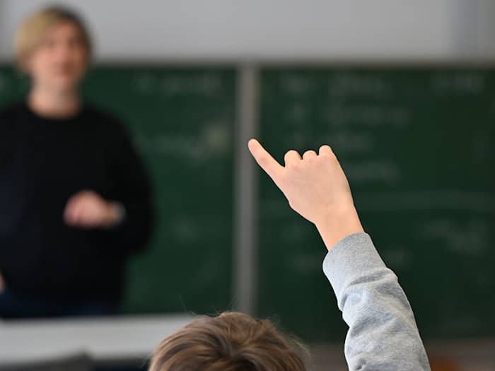Die Bundesländer sollen sich zur Schulpflicht bekennen und AfD-Vorstöße zu deren Aufweichung ablehnen, fordern mehrere Länder. (Symbolbild) / Foto: Michael Brandt/dpa