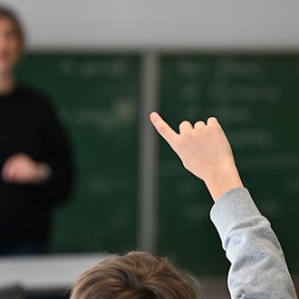 Die Bundesländer sollen sich zur Schulpflicht bekennen und AfD-Vorstöße zu deren Aufweichung ablehnen, fordern mehrere Länder. (Symbolbild) / Foto: Michael Brandt/dpa