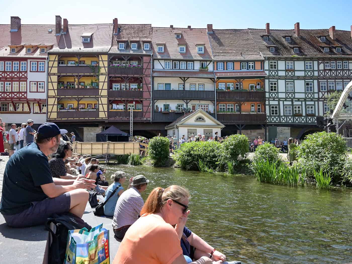 Das Bauwerk mitten in der Altstadt gibt dem Fest seinen Namen: Rund um die Krämerbrücke und darüber hinaus können Besucher am Wochenende kostenlose Konzerte erleben. (Archivbild)  / Foto: Heiko Rebsch/dpa