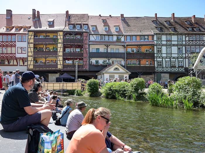 Das Bauwerk mitten in der Altstadt gibt dem Fest seinen Namen: Rund um die Krämerbrücke und darüber hinaus können Besucher am Wochenende kostenlose Konzerte erleben. (Archivbild)  / Foto: Heiko Rebsch/dpa