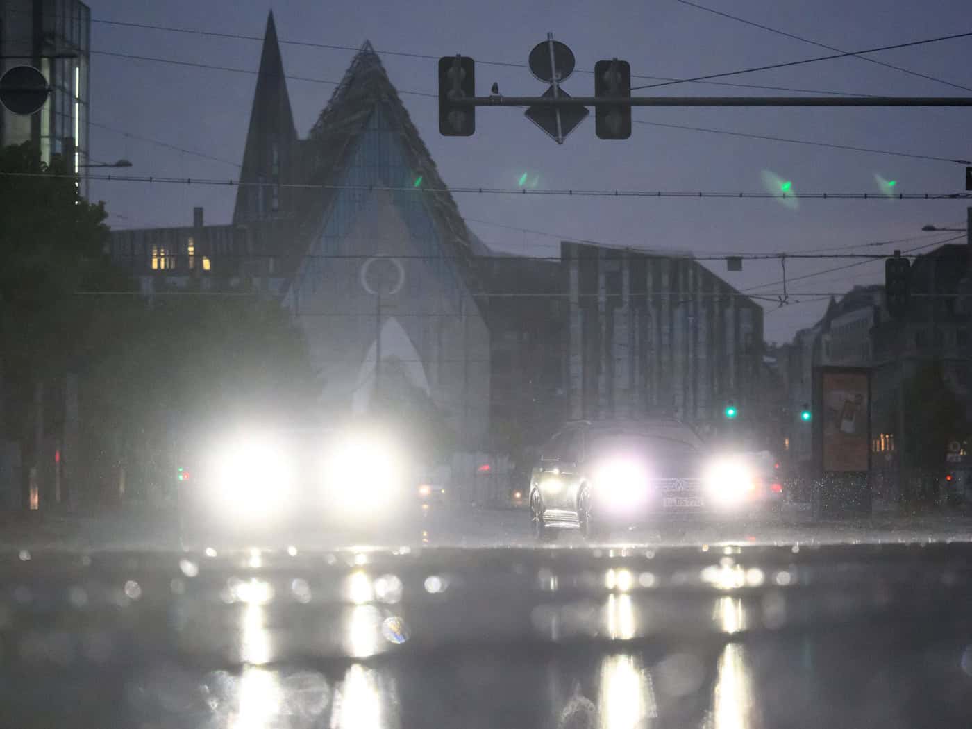 Mit Regen und teils kräftigen Gewittern endet zum Wochenstart die Hitzewelle in Sachsen, Sachsen-Anhalt und Thüringen.  / Foto: Hendrik Schmidt/dpa