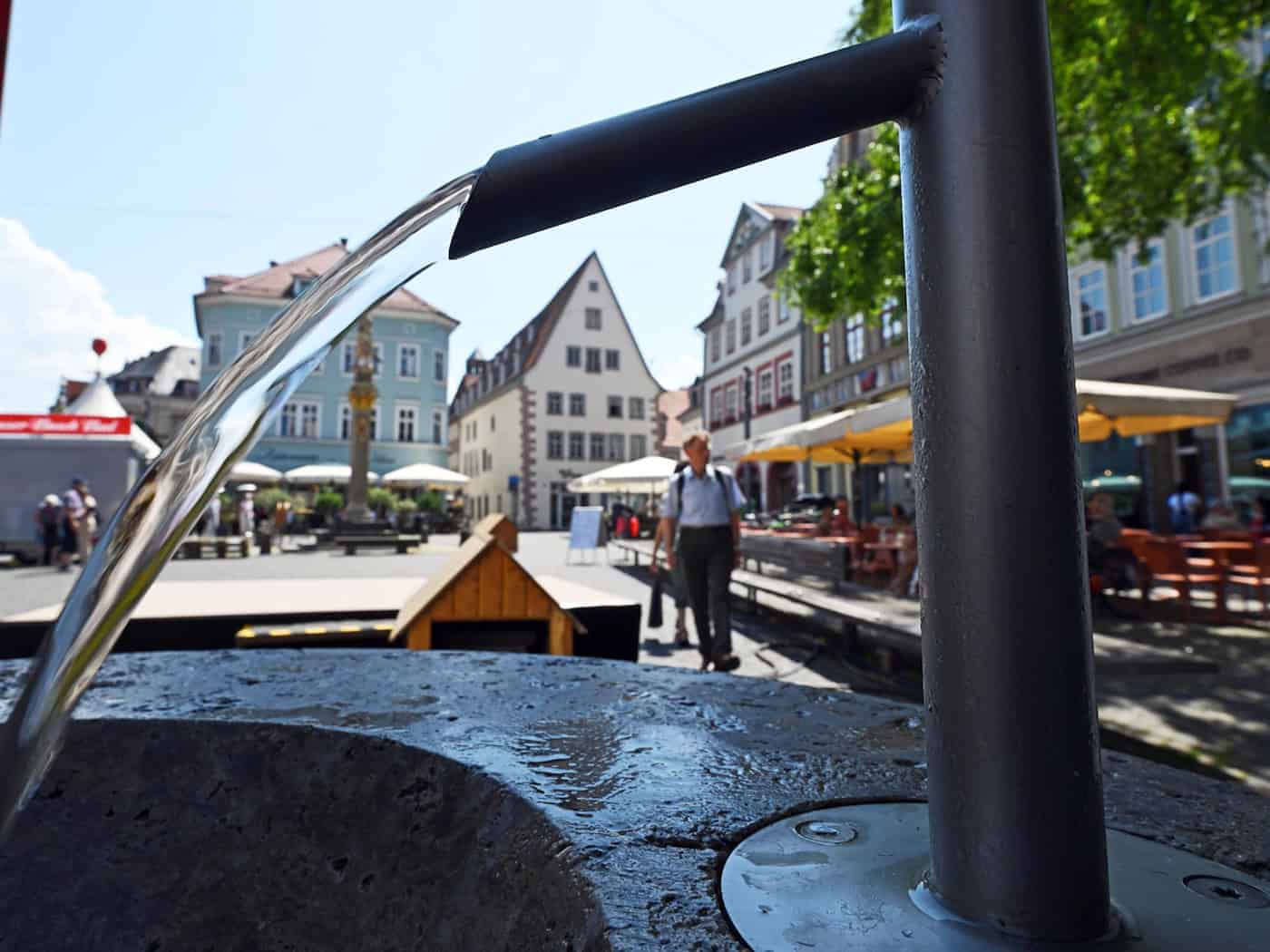 Besonders an heißen Tagen ist es wichtig, ausreichend zu trinken. (Symbolbild) / Foto: Martin Schutt/dpa