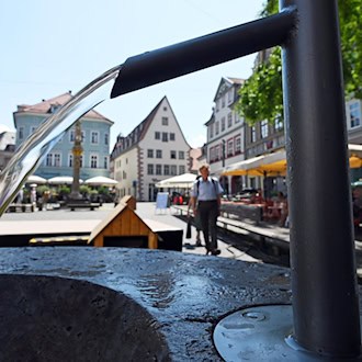 Besonders an heißen Tagen ist es wichtig, ausreichend zu trinken. (Symbolbild) / Foto: Martin Schutt/dpa