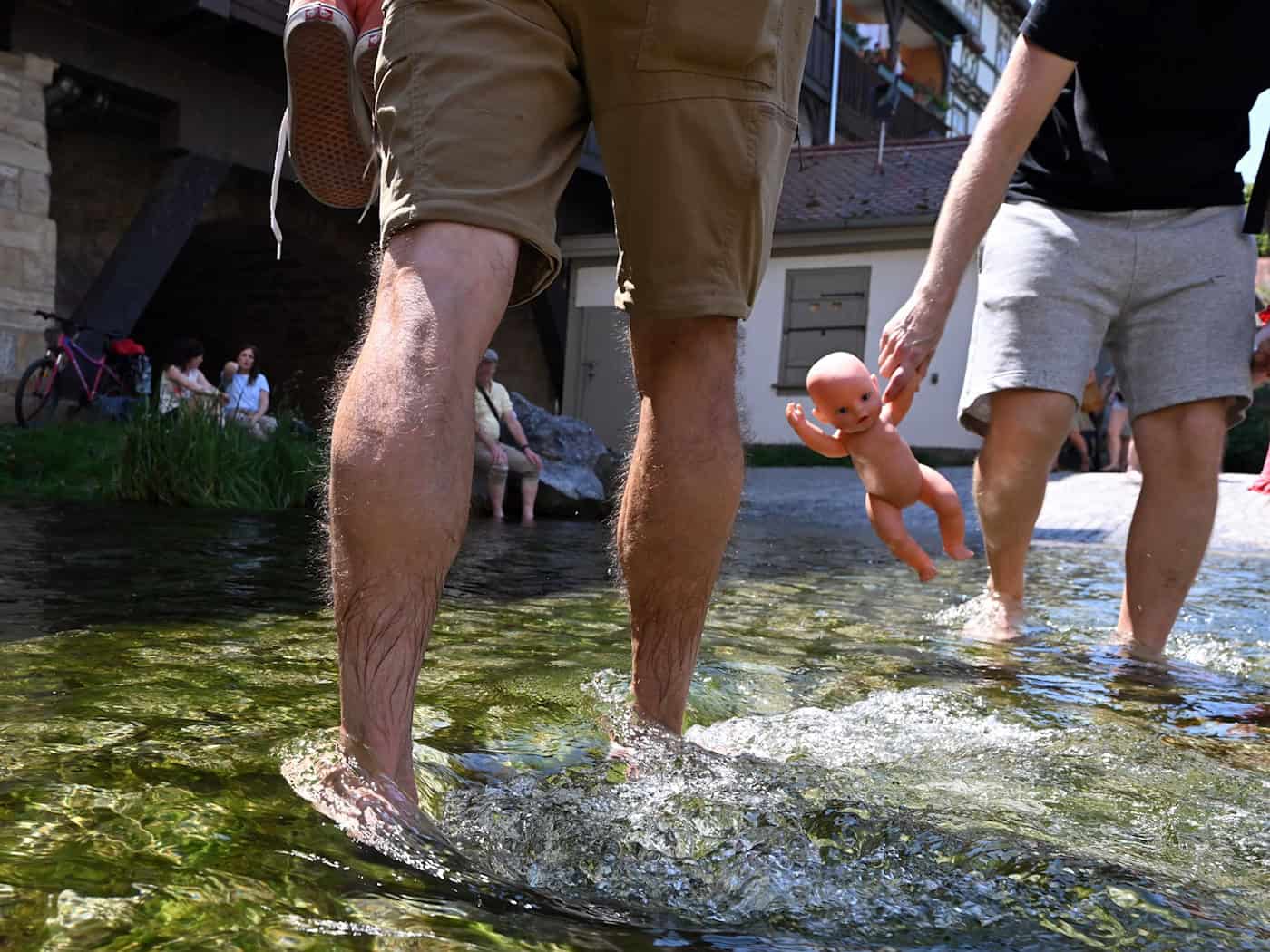 Bei Temperaturen um 30 Grad und mehr war in Thüringen Abkühlung gefragt. (Archivbild) / Foto: Martin Schutt/dpa
