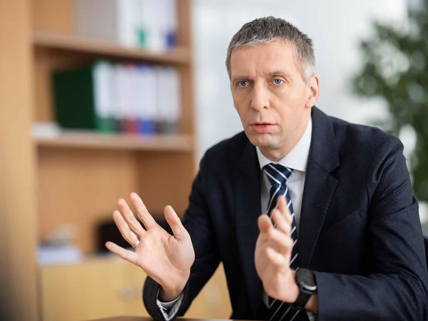 Nicht nur in Thüringen, sondern auch in anderen Bundesländern müssten die Hochschulen auf absehbare Zeit mit weniger Ressourcen auskommen, sagt Kai-Uwe Sattler.  / Foto: Michael Reichel/TU Ilmenau/dpa