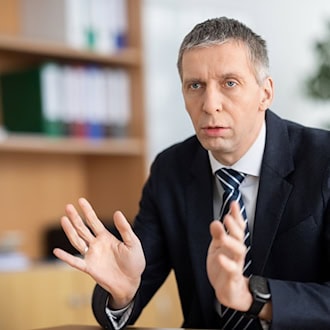 Nicht nur in Thüringen, sondern auch in anderen Bundesländern müssten die Hochschulen auf absehbare Zeit mit weniger Ressourcen auskommen, sagt Kai-Uwe Sattler.  / Foto: Michael Reichel/TU Ilmenau/dpa