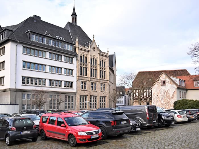 Der heutige Rathausparkplatz in Erfurt war im 14. Jahrhundert Zentrum einer jüdischen Gemeinde, am 3. August beginnen dort archäologische Grabungen. (Archivbild) / Foto: Martin Schutt/dpa