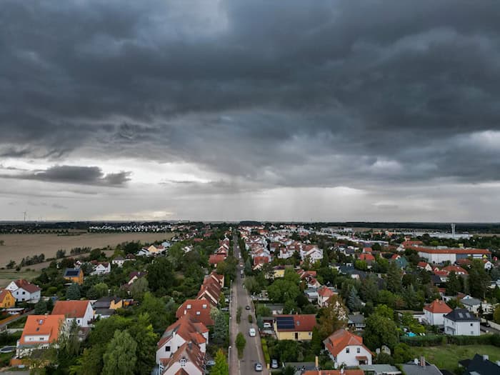Immer wieder drohen in Sachsen, Sachsen-Anhalt und Thüringen Gewitter. (Symbolbild) / Foto: Jan Woitas/dpa