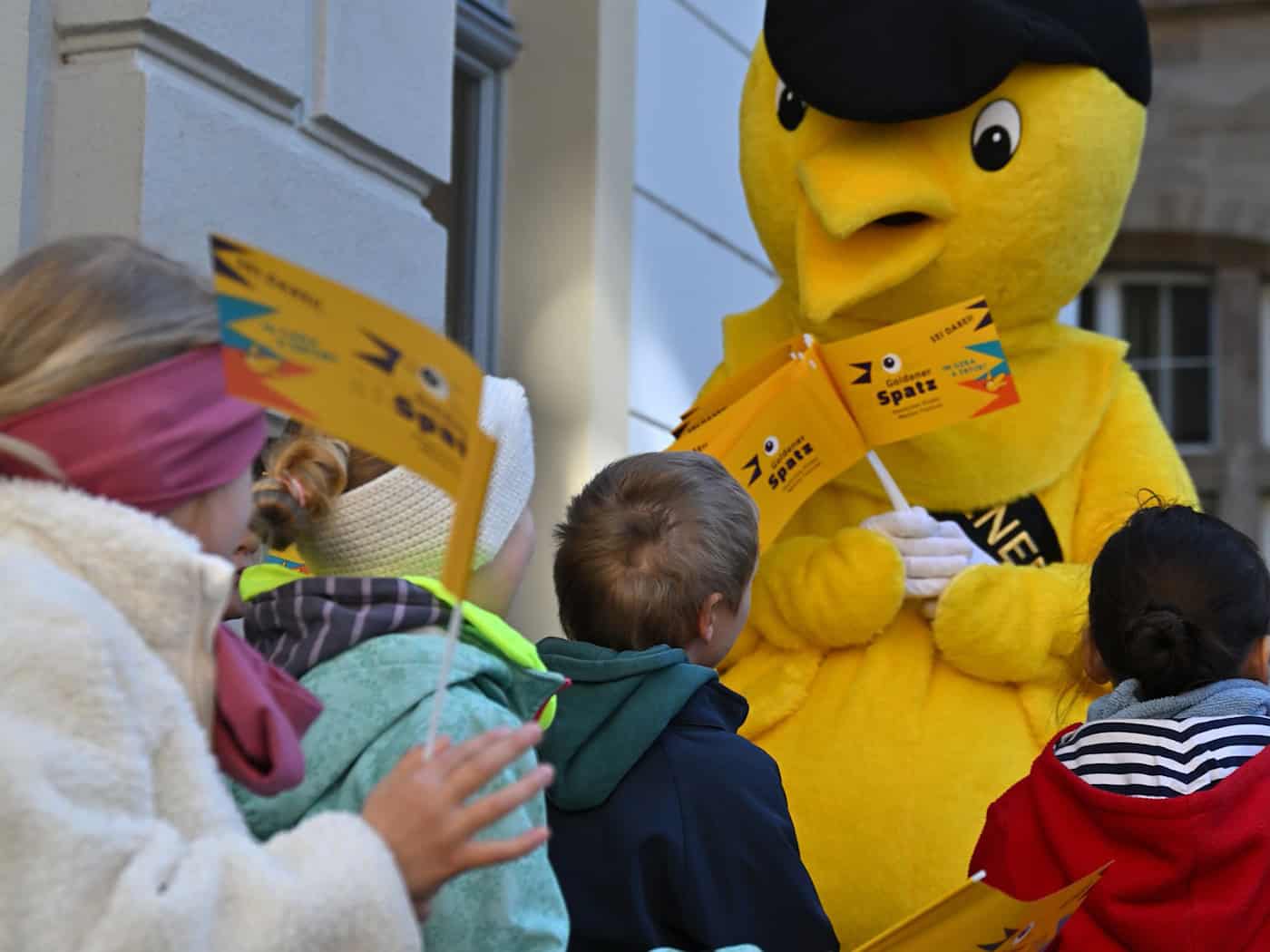 Mit tausenden Besuchern gehört der «Goldene Spatz» nach eigenen Angaben zu den wichtigsten Plattformen für Kindermedien im deutschsprachigen Raum. (Archivbild) / Foto: Martin Schutt/dpa