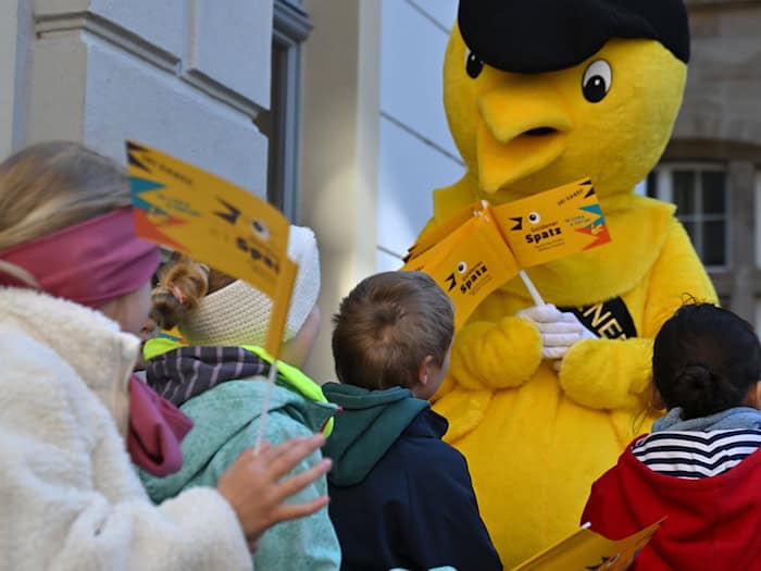 Mit tausenden Besuchern gehört der «Goldene Spatz» nach eigenen Angaben zu den wichtigsten Plattformen für Kindermedien im deutschsprachigen Raum. (Archivbild) / Foto: Martin Schutt/dpa