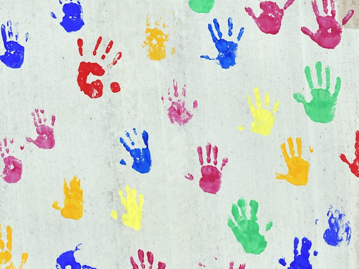 Viele Mädchen und Jungen bekommen am Kindertag am Montag kleine Überraschungen. (Illustration) / Foto: Peter Kneffel/dpa