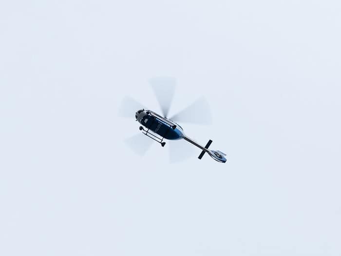 Mit Hubschrauber und Feuerwehrboot suchen Einsatzkräfte die Wipper in Sondershausen ab (Symbolfoto). / Foto: Silas Stein/dpa