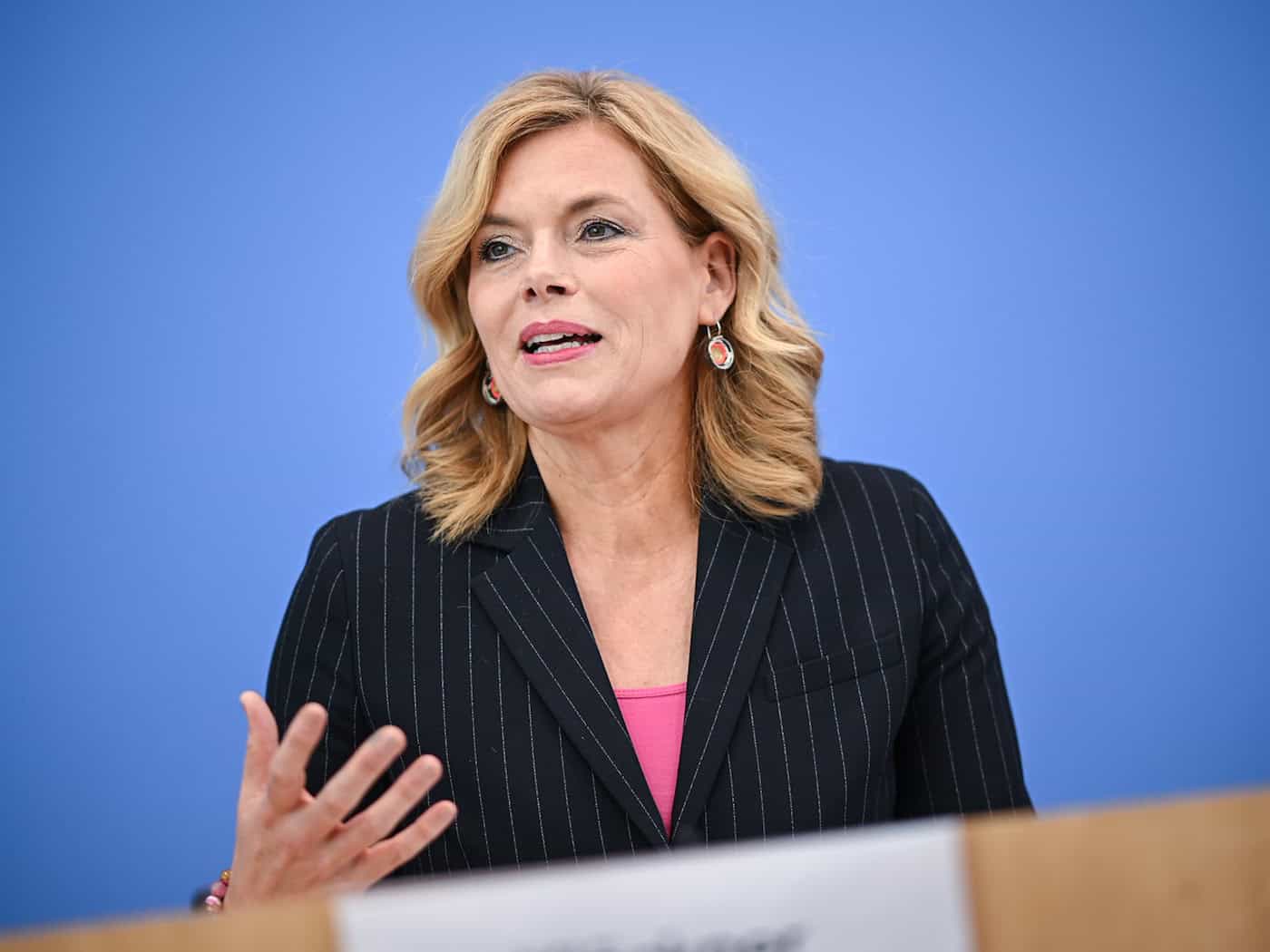 Parlamentspräsidentin Julia Klöckner äußerte sich bei der Pressekonferenz auch zum Einsatz von KI in Politikertexten.  / Foto: A3922 Britta Pedersen/dpa