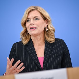 Parlamentspräsidentin Julia Klöckner äußerte sich bei der Pressekonferenz auch zum Einsatz von KI in Politikertexten.  / Foto: A3922 Britta Pedersen/dpa
