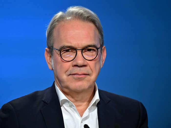 Thüringens Innenminister Georg Maier (SPD) nahm an der kontroversen Debatte über Verteidigungsbereitschaft in Erfurt teil. (Archivbild) / Foto: Martin Schutt/dpa