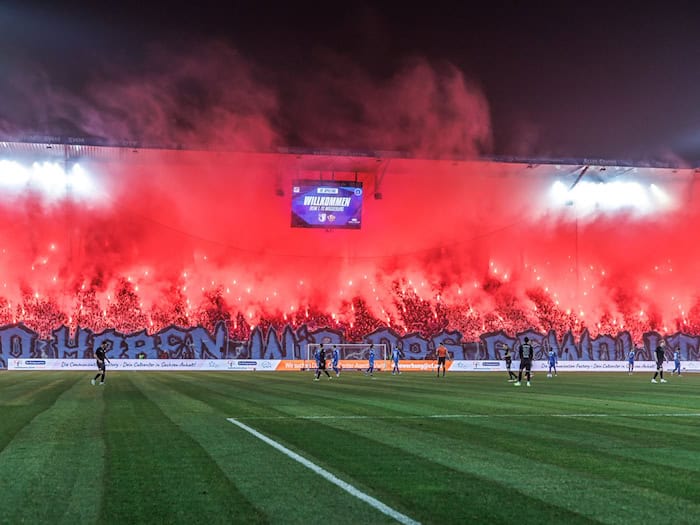 Im Heimspiel des 1. FC Magdeburg gegen Dynamo Dresden wurden zahlreiche Polizisten und Fans bei Ausschreitungen verletzt. (Archivbild) / Foto: Andreas Gora/dpa