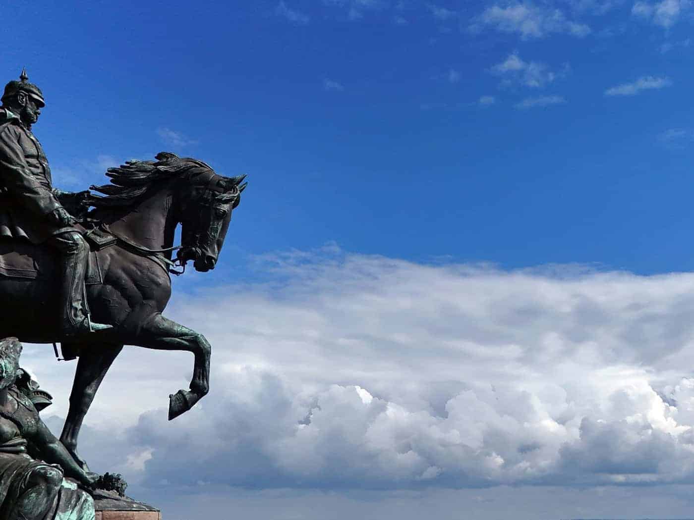 Das Reiterstandbild Kaiser Wilhelm I. des Bildhauers Emil Hundrieser am Kyffhäuser-Denkmal. / Foto: Martin Schutt/dpa